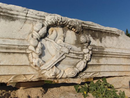 Foto de Uno de los edificios griegos que los colonos romanos restauraron para su uso fue el Templo Arcaico, posiblemente la pieza más imponente de la arquitectura de Corinto helenístico. Había sido construido a mediados del siglo VI a.C., probablemente como un Templo de Ap - Imagen libre de derechos