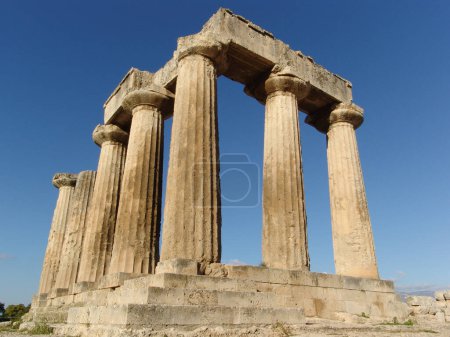 Foto de Ruinas del templo griego antiguo con columnas dóricas, fondo azul del cielo. - Imagen libre de derechos