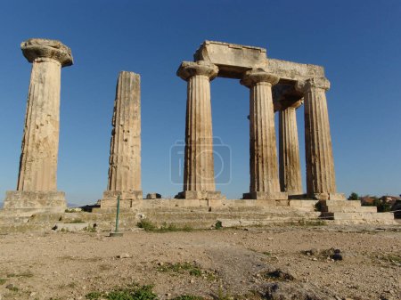 Foto de El templo de Apolo en Corinto, Grecia. - Imagen libre de derechos