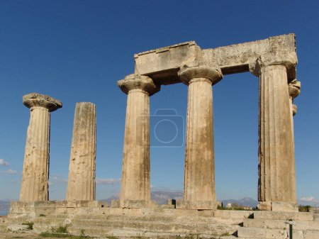 Foto de Columnas arruinadas del Templo de Apolo en Corinto, Grecia. - Imagen libre de derechos