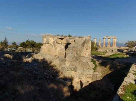 Foto de Uno de los edificios griegos que los colonos romanos restauraron para su uso fue el Templo Arcaico, posiblemente la pieza más imponente de la arquitectura de Corinto helenístico. Había sido construido a mediados del siglo VI a.C., probablemente como un Templo de Ap - Imagen libre de derechos
