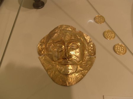 Téléchargez les photos : Même si les preuves archéologiques parlent contre le fait que le célèbre masque d'or d'Agamemnon appartenait en fait au célèbre roi, c'est l'une des découvertes les plus célèbres du monde antique. Il est exposé au Musée archéologique national o - en image libre de droit
