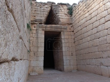 Téléchargez les photos : Le célèbre tombeau d'Atreus Tholos avec la Trreasure. - en image libre de droit
