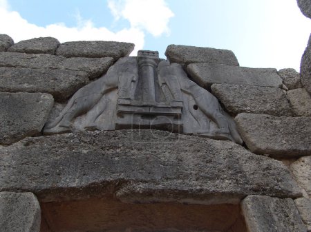 Téléchargez les photos : Les lions jumeaux représentés ici flanquant un pilier étaient positionnés au-dessus de l'entrée principale de la citadelle de Mycènes. La porte était d'environ 10 pieds de large et 10 pieds de haut ; la pierre sculptée avec les lions est d'environ trois pieds de haut. Il forme ce qu'on appelle un "reli - en image libre de droit