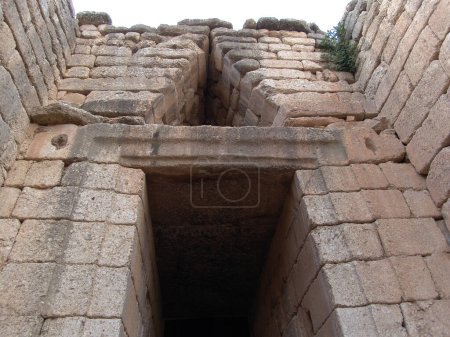 Téléchargez les photos : Le Trésor d'Atreus ou Tombeau d'Agamemnon est un impressionnant tombeau de "tholos" à Mycènes, en Grèce (sur la colline de Panagitsa) construit vers 1250 avant notre ère. La pierre de linteau au-dessus de la porte pèse 120 tonnes. La tombe a été utilisée pendant une période inconnue. Ci - en image libre de droit