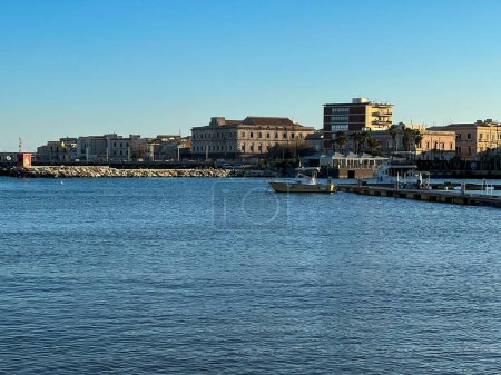 Téléchargez les photos : Vue sur le port de Syracuse en Sicile par une journée ensoleillée - en image libre de droit