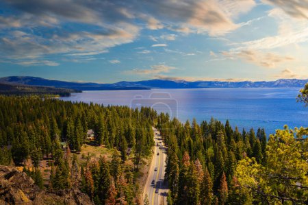Téléchargez les photos : Coucher de soleil depuis le rocher Eagle au lac Tahoe et la route voisine, Californie, avec les montagnes de la Sierra Nevada en arrière-plan. - en image libre de droit