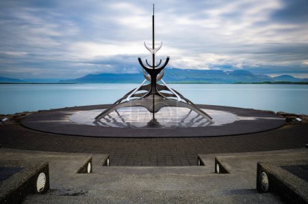 Téléchargez les photos : Reykjavik, Islande - 30 juin 2020 : La sculpture Sun Voyager sur la plage de Reykjavik. Sun Voyager, appelé Solfar en icelandique, est décrit comme un bateau de rêve, ou une ode au Soleil. - en image libre de droit
