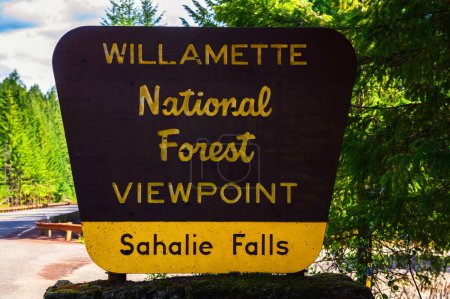 Foto de Cartel callejero de Sahalie Falls en Willamette National Forest ubicado en el McKenzie Hwy en Oregon. - Imagen libre de derechos