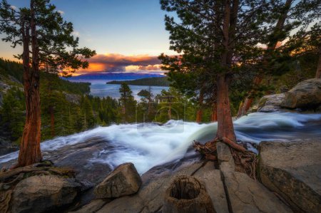 Téléchargez les photos : Sunset above Lower Eagle Falls with Emerald Bay in the background, Lake Tahoe, California. - en image libre de droit