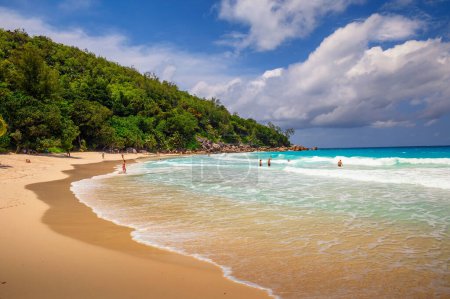 Anse Georgette Strand mit Touristen auf der Insel Praslin, Seychellen. Dieser Strand gilt als einer der besten des Archipels der Seychellen.