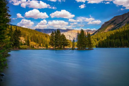 Téléchargez les photos : Deux lacs Jack dans le parc national Banff, Canada. Longue exposition. - en image libre de droit