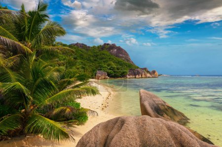 Foto de Anse Source Playa de Dargent en la isla de La Digue, Seychelles, con agua turquesa del Océano Índico y sorprendentes formaciones rocosas de granito. - Imagen libre de derechos