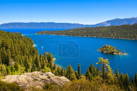 Téléchargez les photos : Fannette Island and the Emerald Bay of Lake Tahoe, Californie. L'île est d'environ 150 pieds de hauteur, et c'est la seule île sur le lac Tahoe. - en image libre de droit