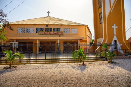 Foto de Iglesia Eglise Saint-Francois-Xavier en Joal Fadiouth, Senegal. Esta iglesia está situada en un entorno de isla notable elaborado predominantemente a partir de conchas marinas. - Imagen libre de derechos