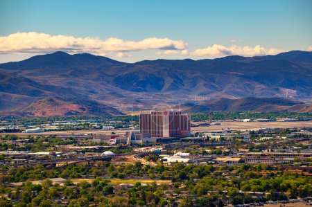 Foto de Reno, Nevada, Estados Unidos - 29 de mayo de 2022: Grand Sierra Resort Casino y Reno - Aeropuerto Internacional de Tahoe ubicado a tres millas 4.8 km al sureste del centro de Reno, en el Condado de Washoe, Nevada - Imagen libre de derechos