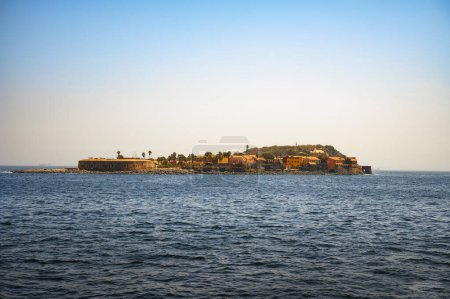 Téléchargez les photos : Goree île près de Dakar, Sénégal, Afrique de l'Ouest, vue depuis un bateau. Goree Island est un site du patrimoine mondial de l'UNESCO connu pour son importance historique en tant que centre de la traite transatlantique des esclaves. - en image libre de droit