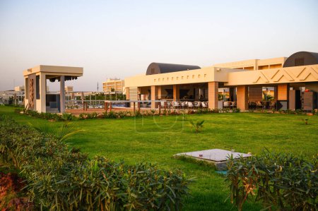 Téléchargez les photos : Ponto, Sénégal - 02 mars 2023 : Bar de piscine à l'hôtel de luxe Riu Baobab, un hôtel cinq étoiles au Sénégal. - en image libre de droit