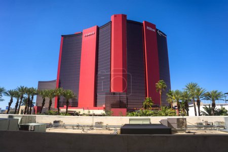 Foto de Las Vegas, Nevada, Estados Unidos - 18 de junio de 2023: Exterior of Resorts World Las Vegas on the Las Vegas Strip. Este complejo es un resort, centro comercial y casino con 3 hoteles de lujo: Hilton, Conrad y Crockfords. - Imagen libre de derechos