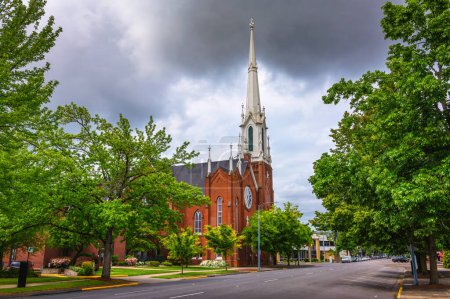 Primera Iglesia Metodista Unida con una aguja alta en Salem, Oregon, bajo cielos nublados