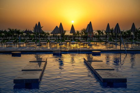Foto de Ponto, Senegal - 02 de marzo de 2023: Puesta de sol sobre una piscina del lujoso hotel Riu Baobab, un hotel de cinco estrellas en Senegal, África Occidental. - Imagen libre de derechos