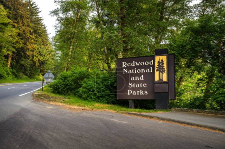 Foto de Señal de bienvenida en la entrada de Redwood National y State Parksin California, EE.UU. - Imagen libre de derechos