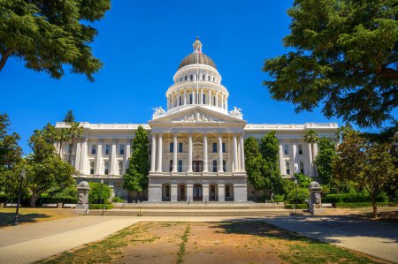 Edificio del Capitolio Estatal de California en un día soleado en Sacramento. El Capitolio Estatal de California se erige como un edificio histórico, combinando la arquitectura neoclásica con las funciones del gobierno estatal.