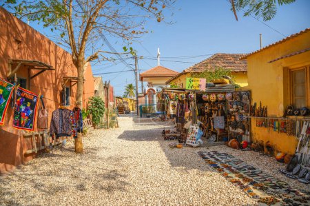 Foto de Joal Fadiouth, Senegal - 27 de febrero de 2023: Calle tradicional del mercado en Joal Fadiouth, un pintoresco pueblo senegalés en una isla de conchas única con una vibrante vida comunitaria. - Imagen libre de derechos