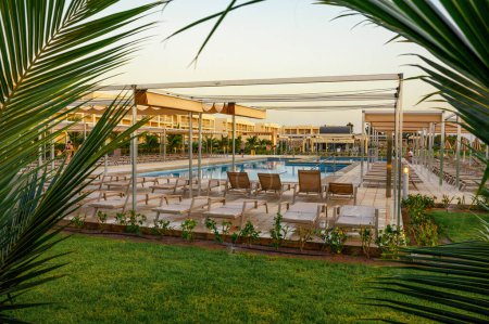 Foto de Ponto, Senegal - 02 de marzo de 2023: Lujosa piscina con tumbonas en Riu Baobab, Senegal, un hotel de cinco estrellas en Senegal, África Occidental. - Imagen libre de derechos