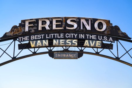 Téléchargez les photos : Fresno, Californie, États-Unis - 17 juin 2023 : Panneau en arc rustique lisant Fresno - La meilleure petite ville des États-Unis sur Van Ness Avenue. - en image libre de droit