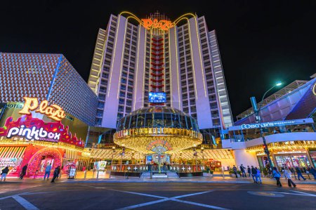 Foto de Las Vegas, Nevada, Estados Unidos - 10 de noviembre de 2023: Vista nocturna de Plaza Hotel and Casino con luces vibrantes en Fremont Street. Establecido en 1971, el Hotel Plaza es un icono histórico de Las Vegas. - Imagen libre de derechos