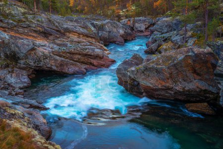 Foto de Ridderspranget rapids in Jotunheimen National Park, Norway, with vivid rock formations. Ridderspranget, también conocido como El salto de los Caballeros, es una corriente en el río Sjoa. - Imagen libre de derechos