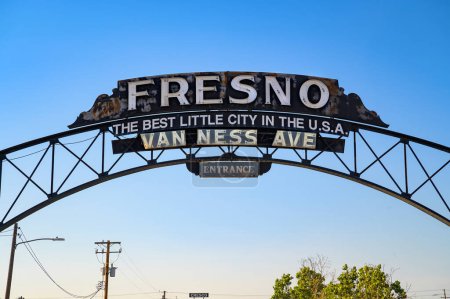 Téléchargez les photos : Fresno, Californie, États-Unis - 17 juin 2023 : Panneau en arc rustique lisant Fresno - La meilleure petite ville des États-Unis sur Van Ness Avenue. - en image libre de droit