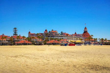 Foto de San Diego, California, Estados Unidos - 20 de junio de 2023: Hotel del Coronado visto desde la playa en un día despejado. Es un complejo histórico frente al mar en San Diego, famoso por su arquitectura victoriana. - Imagen libre de derechos