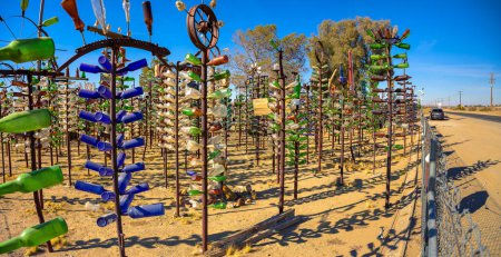 Téléchargez les photos : Oro Grande, Californie, États-Unis - 03 novembre 2023 : Elmers Bottle Tree Ranch sur la route historique 66 en Californie, une installation d'art en bouteille extérieure. - en image libre de droit