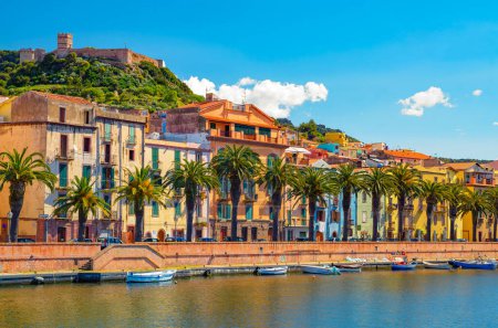 Malerischer Blick auf die Stadt Bosa am Fluss Temo in Sardinien, Italien, mit dem Schloss Serravalle, bunten Gebäuden und Palmen