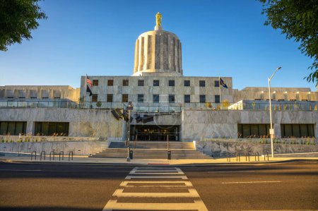 Oregon State Capitol en Salem con un cielo azul claro. Se distingue por su arquitectura Art Deco y la estatua de Oregon Pioneer sobre su cúpula.