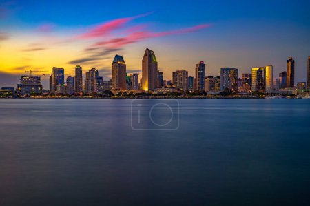 Foto de Puesta de sol sobre el horizonte de San Diego visto desde la isla de Coronado. Larga exposición. - Imagen libre de derechos