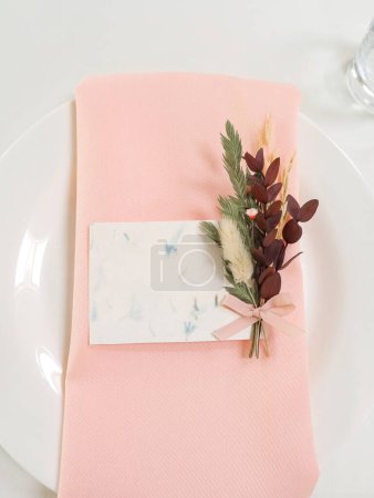Foto de Poner la mesa para una boda. Flores, mantel blanco, platos. Decoración. Vacaciones. Vista superior, espacio para texto. Foto de alta calidad - Imagen libre de derechos