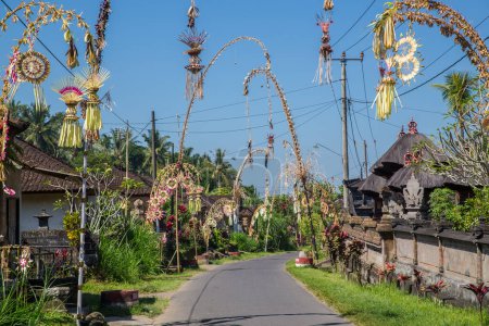 Foto de Calles en Bali. Penjor Poles se puede ver como parte de la celebración anual de Galungan. - Imagen libre de derechos