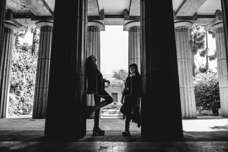 Téléchargez les photos : Couple gothique foncé dans un grand ancien mausolée abandonné de style panthéon romain (en noir et blanc) - en image libre de droit