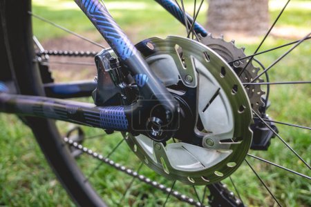 Téléchargez les photos : Détails de l'engrenage, rayons frein pro vélo dans le parc par une journée ensoleillée - en image libre de droit