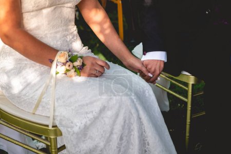 Téléchargez les photos : Détails de la main du marié tenant la main de la mariée lors de la cérémonie de mariage - en image libre de droit