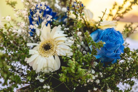Téléchargez les photos : Bouquet de fleurs blanches et bleues lors d'un mariage l'après-midi - en image libre de droit