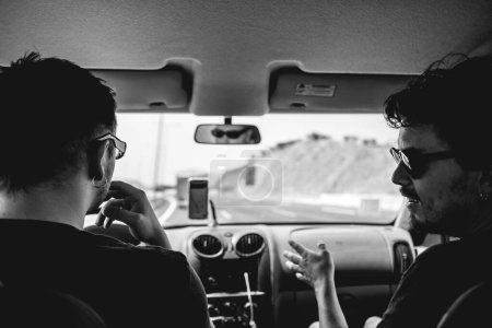 Foto de La alegría de la unidad: jóvenes rockeros en un viaje por carretera en blanco y negro - Imagen libre de derechos