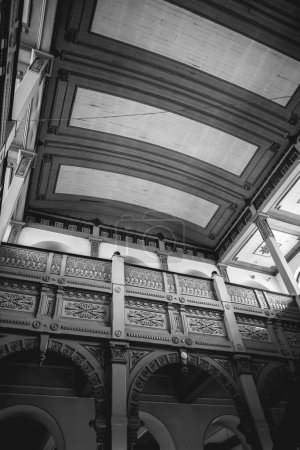 Foto de Dos plantas y techo de magnífica arquitectura neoclásica en un antiguo interior del museo público de los siglos por la tarde (en blanco y negro) - Imagen libre de derechos