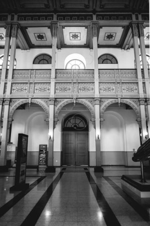 Téléchargez les photos : Deux étages et plafond de l'architecture néoclassique magnifique dans un ancien siècle intérieur du musée public dans l'après-midi (en noir et blanc) - en image libre de droit