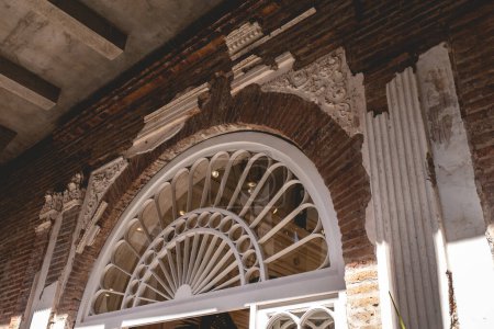 Téléchargez les photos : Détails de l'intérieur élégant dans un vieux palais de briques rouges siècles avec des ruines blanches ornées - en image libre de droit