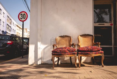Téléchargez les photos : Max 30 vitesse histoire d'amour : deux chaises en bois sur un max 30 vitesse rue urbaine - en image libre de droit