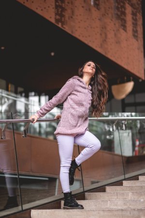 Téléchargez les photos : Beauté et charme : magnifique modèle brune latino avec un look coloré dans une rue urbaine posant - en image libre de droit